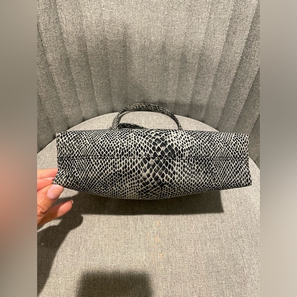 🔴3/$10🔴Guess mini snake skin print hand bag 7" wide and 5" in height - Picture 4 of 4